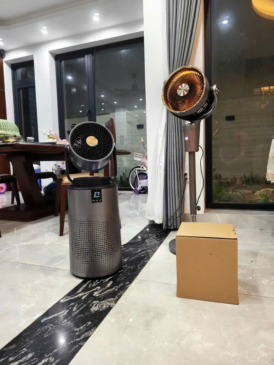 Máy lọc không khí MILUXURY X6 Gen 2 màu graphite trong phòng khách rộng của khách hàng